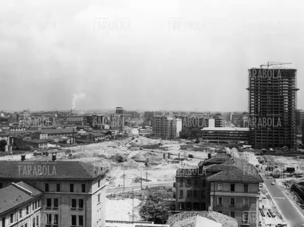 Costruzione del Centro Direzionale, Milano, 1963 - Farabola Immagine digitale