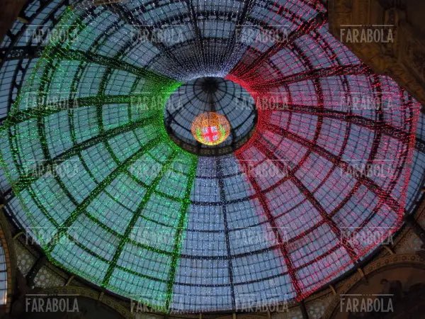 Cupola della Galleria Vittorio Emanuele II con il tricolore, Milano, 2011 - Farabola Immagine digitale