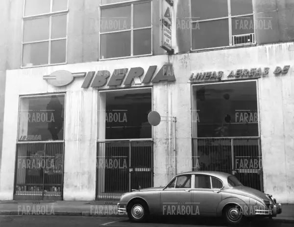 Danni alla sede dell'Iberia dopo una manifestazione, Milano, anni 70 - Farabola Immagine digitale
