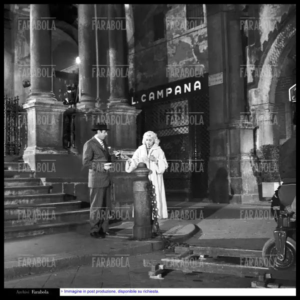 Dario Fo e Franca Rame sul set del film Lo svitato, 1955 - Farabola Immagine digitale