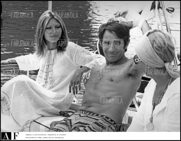 Delia Scala, Alida Chelli e Walter Chiari in barca, Viareggio, 1971 - Farabola Immagine digitale