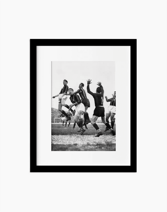 Derby di Milano, 1951 — stampa fine art con cornice nera