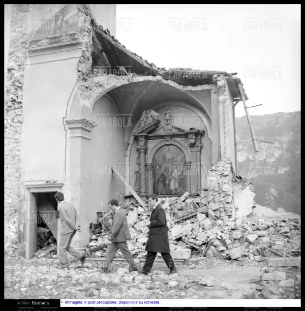 Disastro del Vajont, la chiesa danneggiata, 1963 - Farabola Immagine digitale