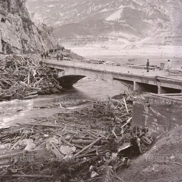 Disastro del Vajont, ponte con detriti, 1963 - Farabola Immagine digitale