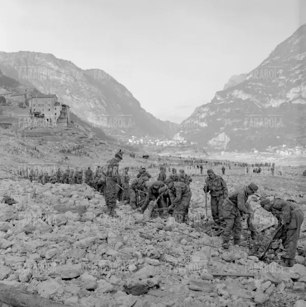 Disastro del Vajont, soccorritori, 1963 - Farabola Immagine digitale