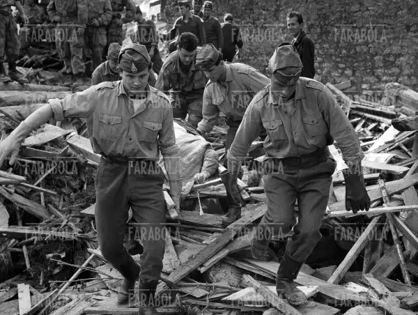 Disastro del Vajont, soccorritori, 1963 - Farabola Immagine digitale