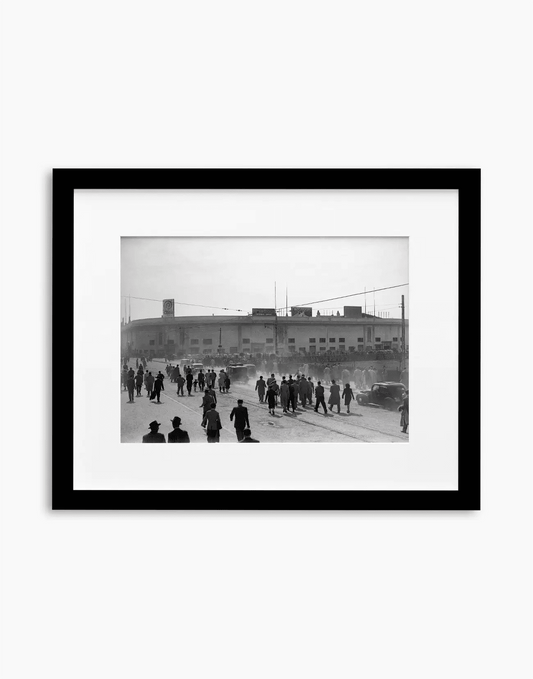 Domenica a San Siro, Milano, 1947 — stampa fine art con cornice nera