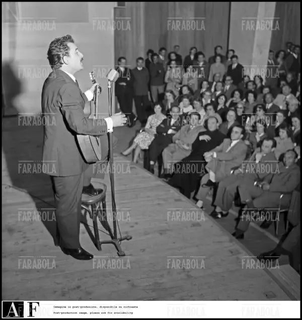 Domenico Modugno in concerto al Centro San Fedele, Milano, 1959 - Farabola Immagine digitale