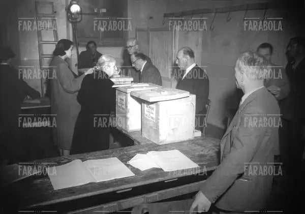 Donne al voto alle elezioni politiche, Milano, 1948 - Farabola Immagine digitale