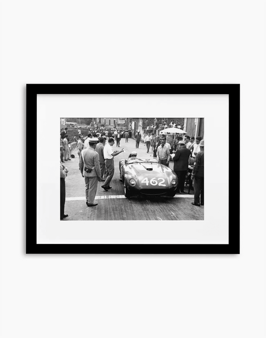 Elio Pandolfo su Ferrari, classica Catania-Etna 1959 — stampa fine art con cornice nera