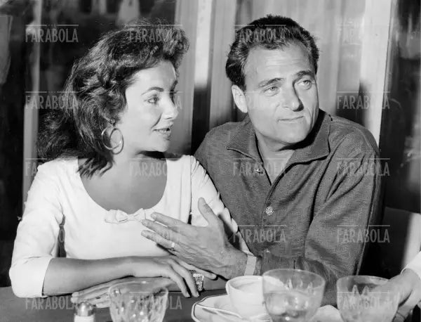 Elizabeth Taylor con il marito Mike Todd, 1957 - Farabola Immagine digitale