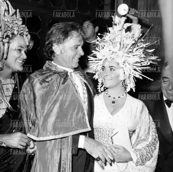 Elizabeth Taylor e Richard Burton al Ballo in maschera a Ca' Rezzonico, Venezia, 1967 - Farabola Immagine digitale