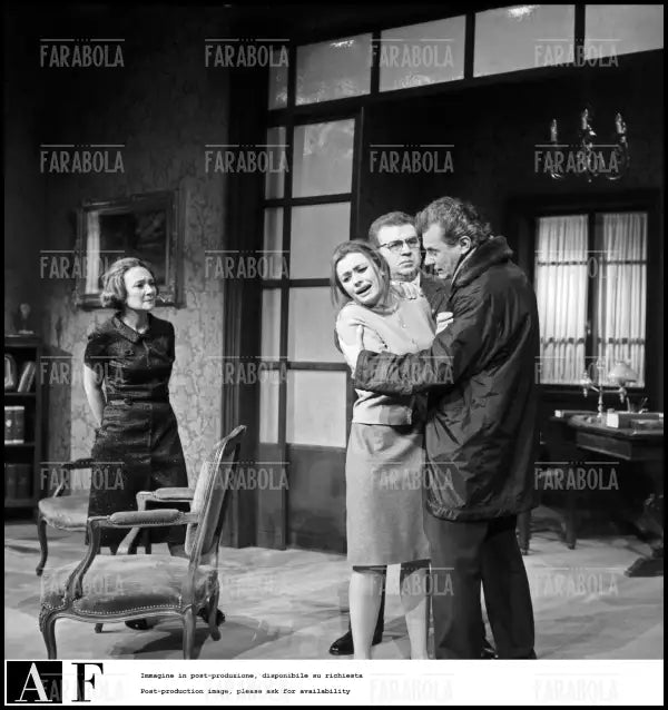 Elsa Merlini, Raffaella Carrà e Ferruccio De Ceresa, Processo di famiglia, 1967 - Farabola Immagine digitale
