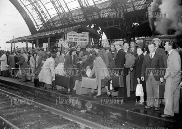 Emigranti in Stazione Centrale, 1948 - Farabola Immagine digitale