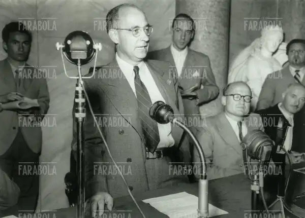 Enrico Fermi al Congresso di Fisica, Como, 1948 - Farabola Immagine digitale