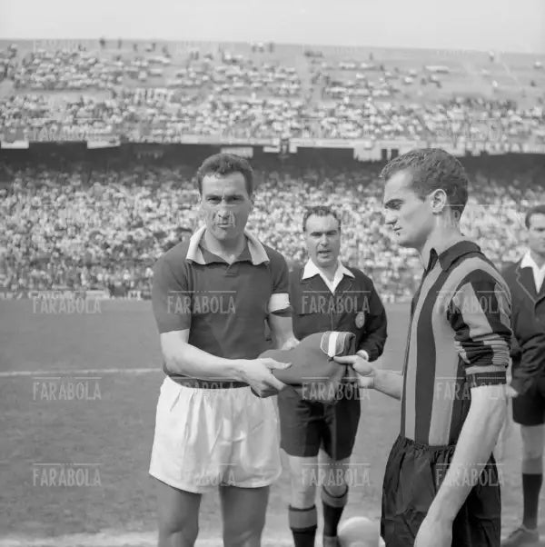 Enzo Bearzot e Sandro Mazzola, Inter vs Torino, 1963 - Farabola Immagine digitale