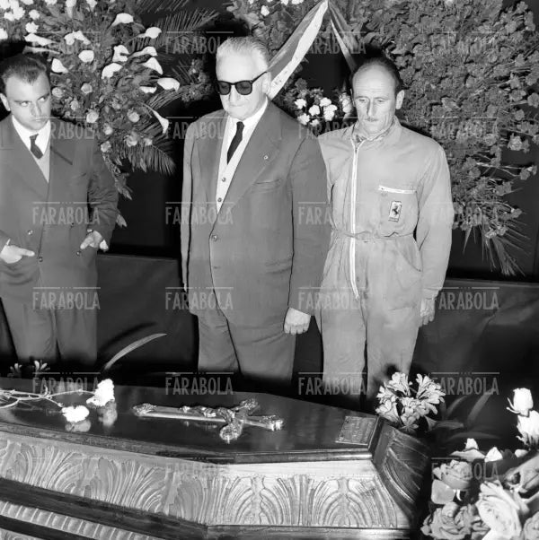 Enzo Ferrari ai funerali del pilota Alfonso De Portago ed Edmont Nelson, Mille Miglia, 1957 - Farabola Immagine digitale