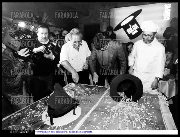 Enzo Jannacci all'inaugurazione del suo locale Il Bolgia Umana, 1994 - Farabola Immagine digitale