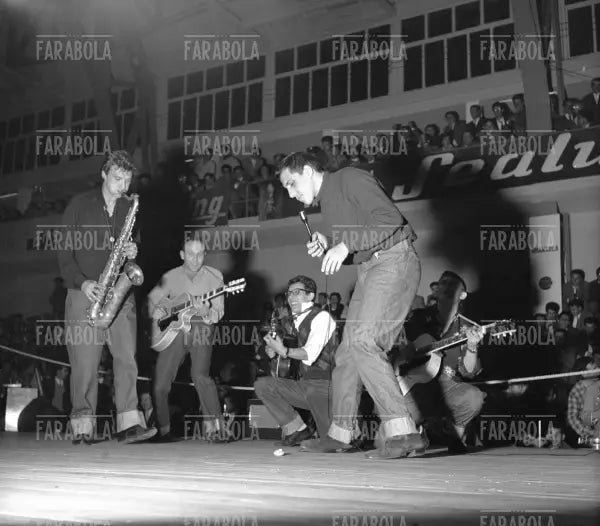 Enzo Jannacci e Adriano Celentano, Festival del Rock and Roll al Palazzo del Ghiaccio, 1957 - Farabola Immagine digitale