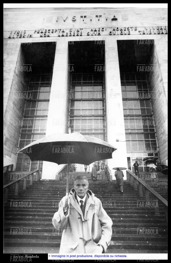 Enzo Tortora all'esterno del Palazzo di Giustizia, Milano, anni 80 - Farabola Immagine digitale