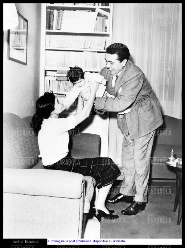 Enzo Tortora con la moglie Pasqualina Reillo e la figlia Monica, Roma, 1956 - Farabola Immagine digitale