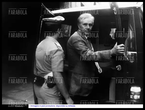 Enzo Tortora in arresto dopo le dichiarazioni di un pentito, Milano, 1983 - Farabola Immagine digitale