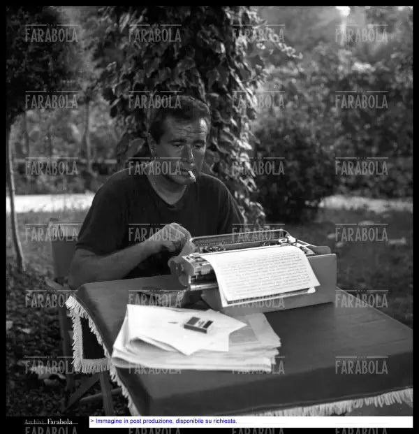 Enzo Tortora in vacanza, Fiumetto, 1964 - Farabola Immagine digitale