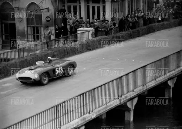 Eugenio Castellotti su Ferrari 290 MM, Mille Miglia, 1956 - Farabola Immagine digitale