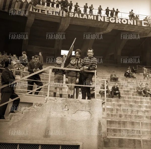 Famiglia allo stadio, Inter vs Sampdoria, 1966 - Farabola Immagine digitale