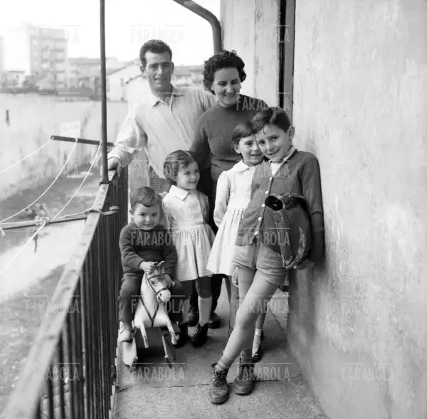 Famiglia con quattro figli, Milano, 1960 - Farabola Immagine digitale