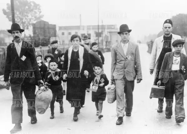 Famiglia di contadini in partenza per colonizzare la Libia, Venezia, 1938 - Farabola Immagine digitale