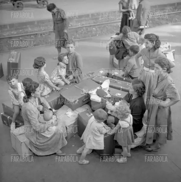 Famiglie in attesa del treno in Stazione Centrale, 1957 - Farabola Immagine digitale