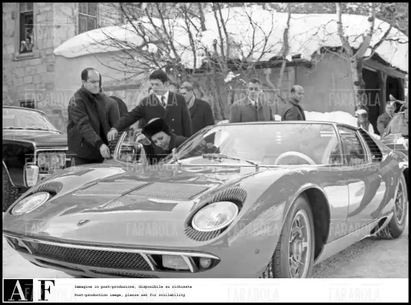 Farah Diba sulla Lamborghini Miura del marito, lo scià di Persia, Sankt Moritz, 1968 - Farabola Immagine digitale