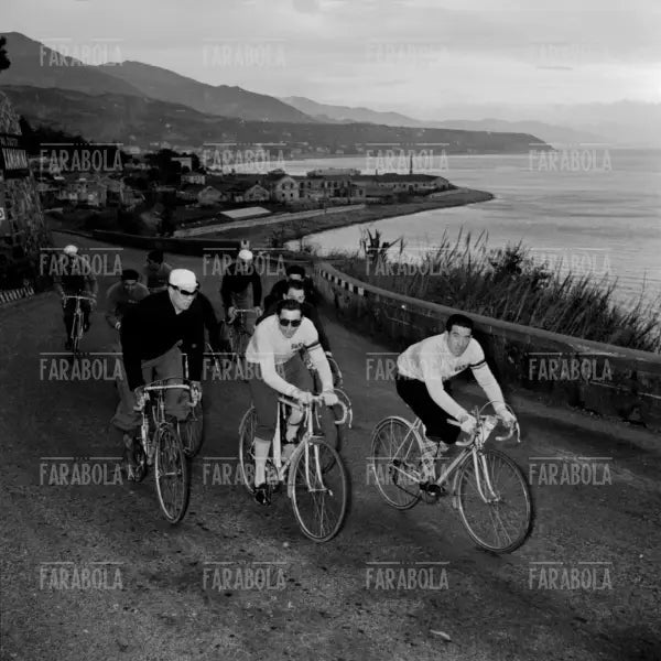 Fausto Coppi si allena in Riviera Ligure, 1954 - Farabola Immagine digitale