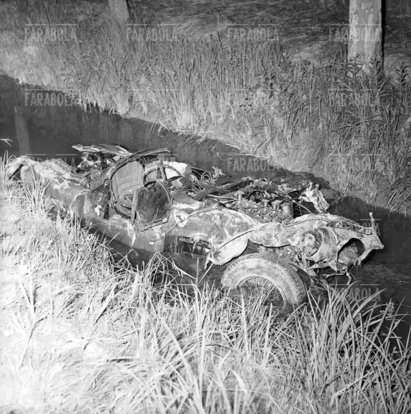 Ferrari 335 S di Alfonso de Portago ed Edmont Nelson distrutta, Mille Miglia, 1957 - Farabola Immagine digitale