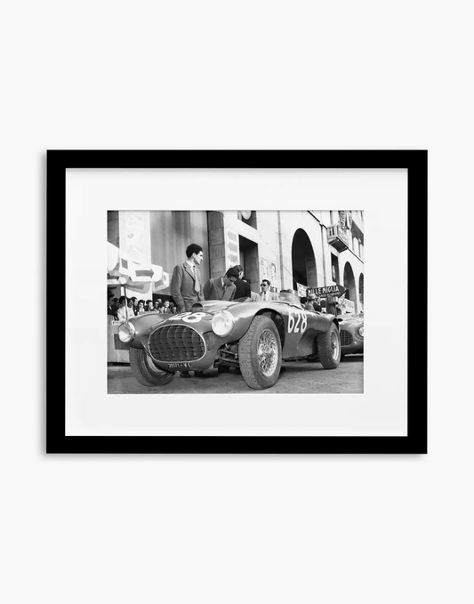 Ferrari alla Mille Miglia, 1952 — stampa fine art con cornice nera