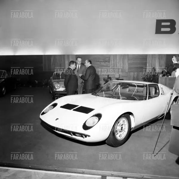 Ferruccio Lamborghini e Nuccio Bertone con la Lamborghini Miura, Salone dell'Auto di Torino, 1966 - Farabola Immagine digitale