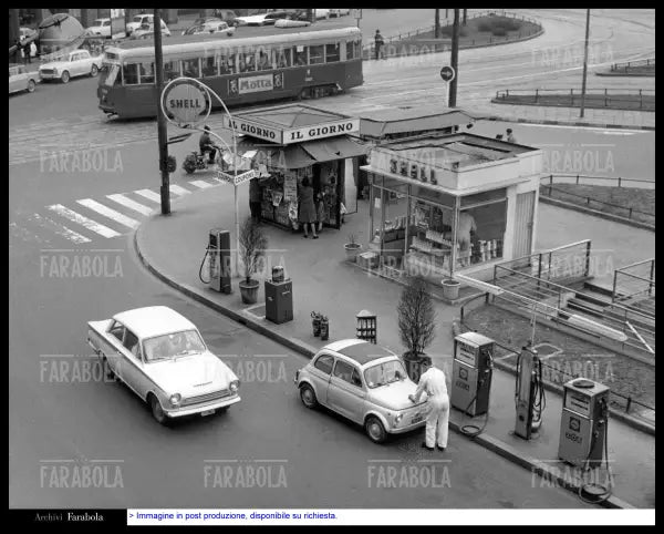 Fiat 500 a un distributore di benzina, 1964 - Farabola Immagine digitale