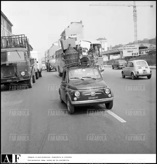 Fiat 500 in partenza per le vacanze, 1968 - Farabola Immagine digitale