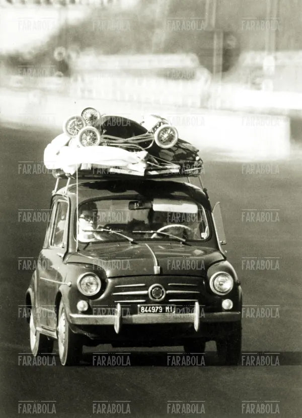 Fiat 600 in partenza per le vacanze, anni 60 - Farabola Immagine digitale