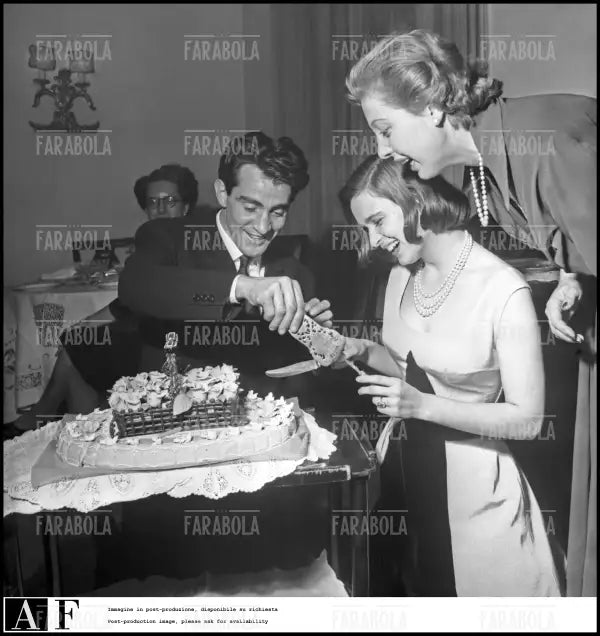 Fidanzamento tra Lucia Bosè e Walter Chiari, 1953 - Farabola Immagine digitale