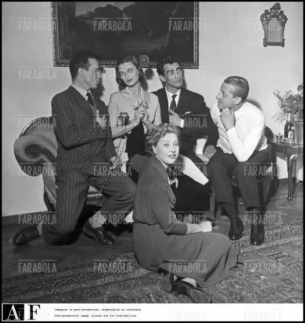 Fidanzamento tra Lucia Bosè e Walter Chiari, 1953 - Farabola Immagine digitale