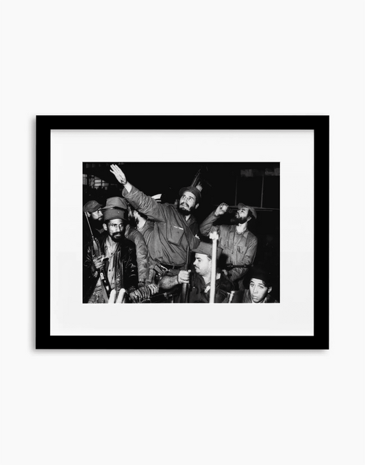 Fidel Castro si prende Cuba, 1959 — stampa fine art con cornice nera