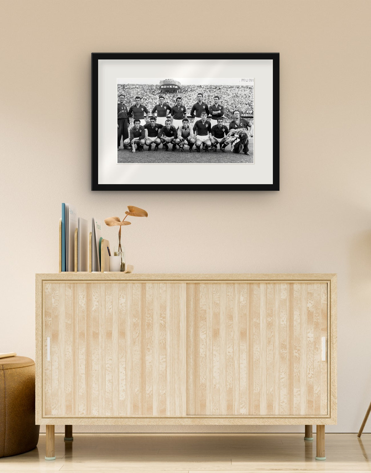 Fine-Art-Druck von „Fiorentina, Mannschaftsaufstellung, 1955“ mit schwarzem Rahmen und Passepartout, im Wohnzimmer über einer Anrichte aufgehängt
