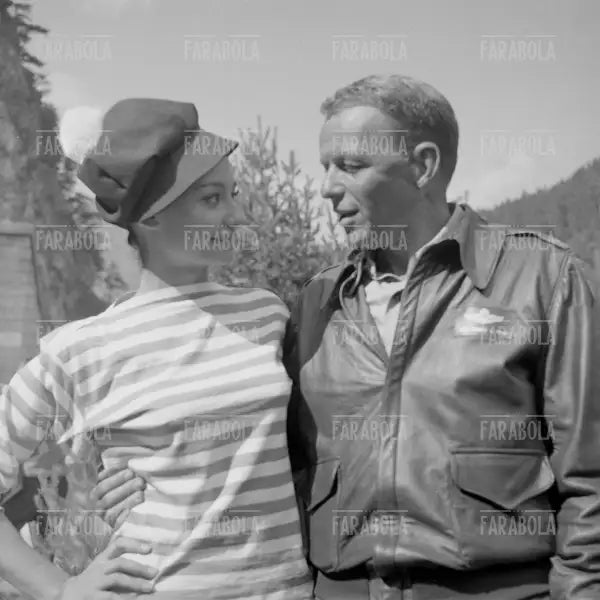 Frank Sinatra e Raffaella Carrà sul set delf ilm The Ryan's Express, 1964 - Farabola Immagine digitale