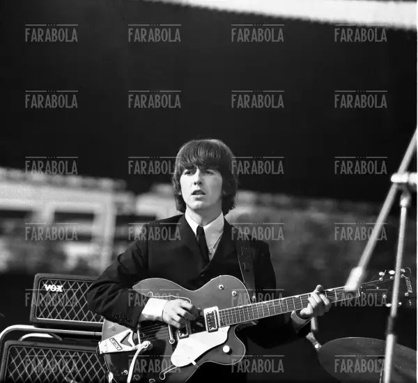George Harrison, Concerto dei Beatles, Velodromo Vigorelli, Milano, 1965 - Farabola Immagine digitale