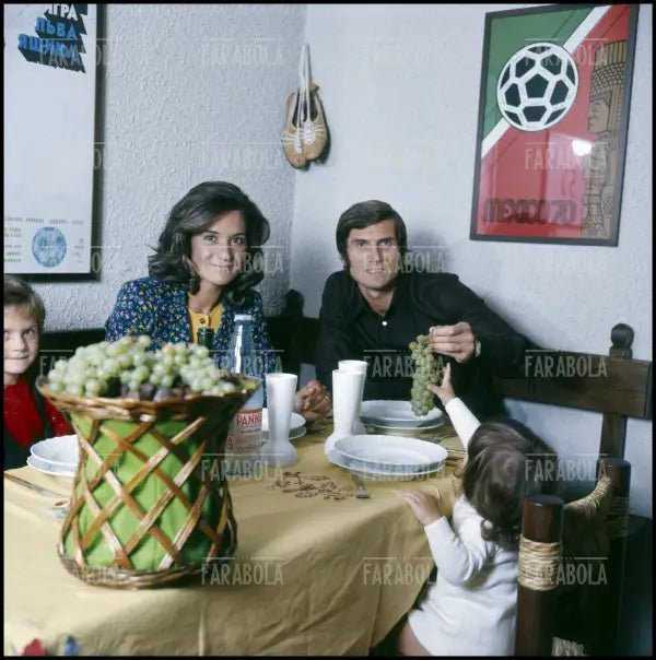 Giacinto Facchetti a tavola con la moglie e le figlie, anni 70