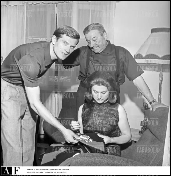 Giacinto Facchetti con il padre e la sorella, Milano, 1966 - Farabola Immagine digitale