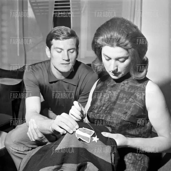 Giacinto Facchetti con la sorella Gianna che cuce il decimo scudetto, 1966 - Farabola Immagine digitale