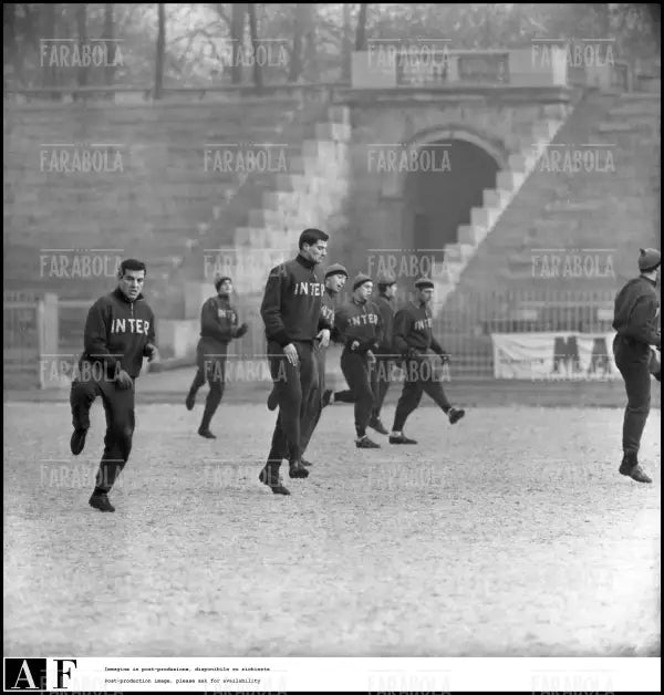 Giacinto Facchetti durante un allenamento dell'Inter all'Arena Civica, Milano, 1963 - Farabola Immagine digitale
